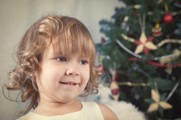 Portret van mooi krullend meisje, Kerstmis — Stockfoto
