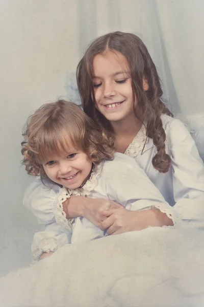 Портрет двух счастливых сестер, Рождество — стоковое фото