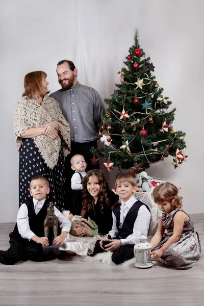 Retrato de grande família perto da árvore de Natal, Natal — Fotografia de Stock