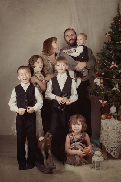 Retrato de familia numerosa cerca del árbol de Navidad, Navidad — Foto de Stock