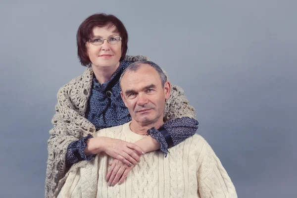 Portrét starší pár, studio — Stock fotografie