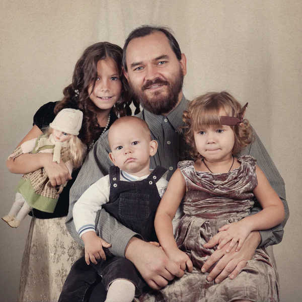 Retrato de grande família, estúdio — Fotografia de Stock