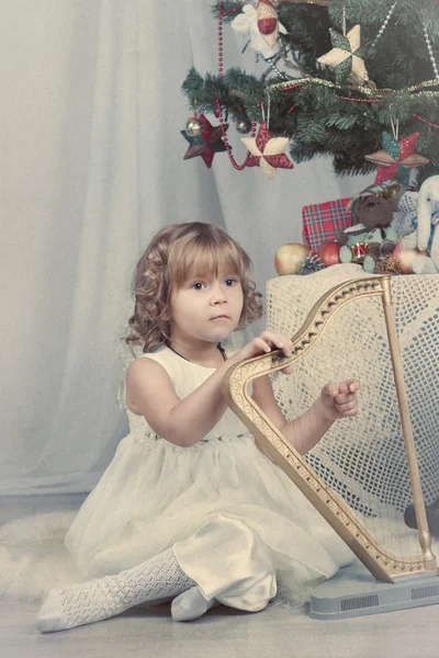 クリスマスの翼を持つきれいな女の子 — ストック写真