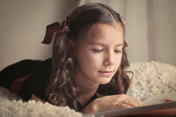 Hermosa chica leyendo libro — Foto de Stock