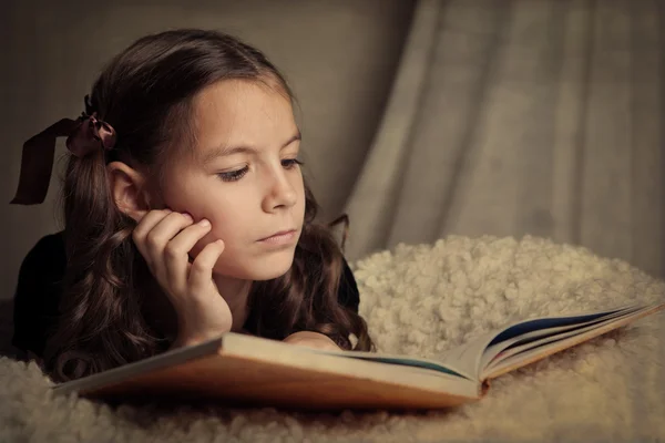 Девушка читает книгу — стоковое фото