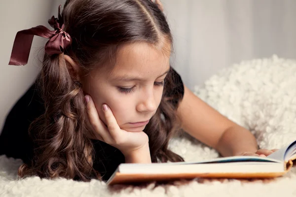 Mädchen liest Buch — Stockfoto