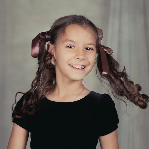 巻き毛を持つ美しい少女の肖像画 — ストック写真