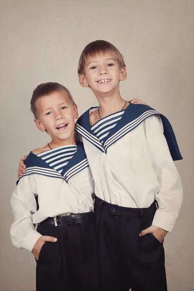 Denizci takım elbiseli iki kardeş portresi — Stok fotoğraf