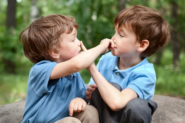 Dos hermanos hacen clic en la nariz — Foto de Stock