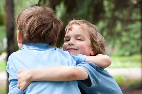 Due fratelli che si abbracciano nel parco — Foto Stock