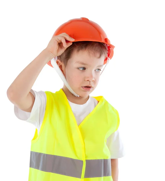 Портрет хлопчика в помаранчевому шоломі, ізоляція — стокове фото