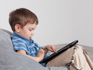 Tablet üzerinde oynama çocuk