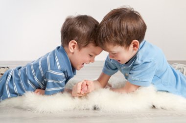 Bilek Güreşi ve iki kardeş