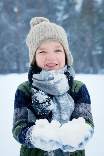 Retrato de menino usando cachecol, inverno — Fotografia de Stock