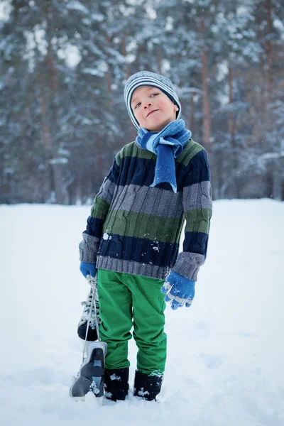 Portrait de garçon avec patins, hiver — Photo