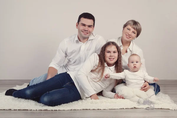 Retrato de una familia feliz, estudio — Foto de Stock