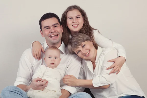 Portrét šťastné rodiny, studio — Stock fotografie