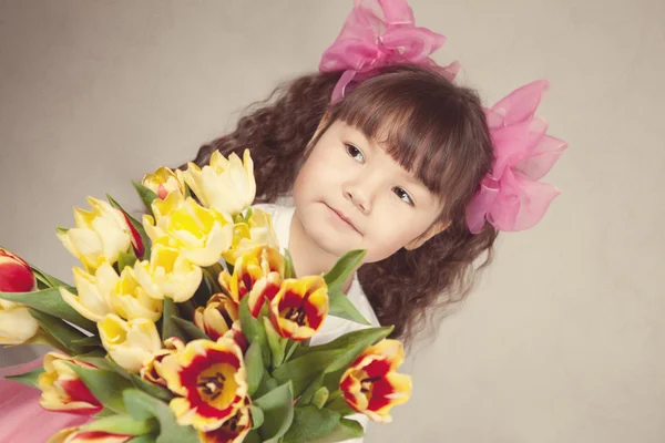 Retrato de menina com tulipas — Fotografia de Stock