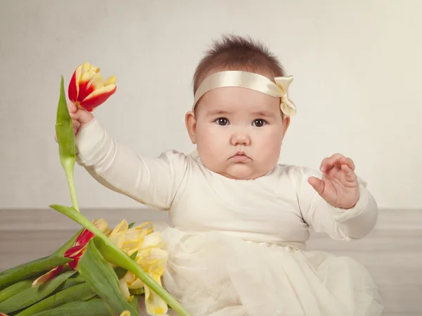 Портрет маленької дівчинки з тюльпанами — стокове фото