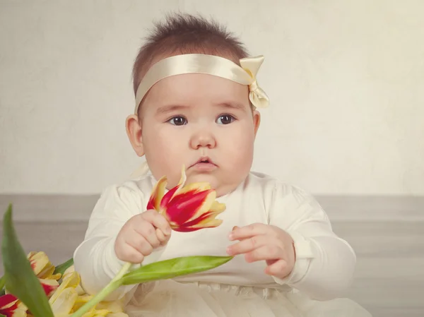 Портрет маленької дівчинки з тюльпанами — стокове фото