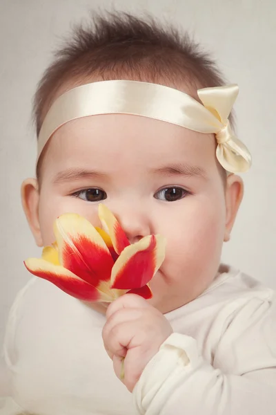 Retrato de niña con tulipanes — Foto de Stock