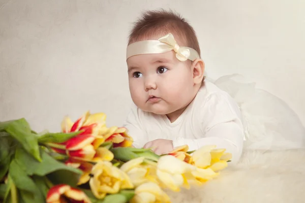 Portrait of little girl with tulips — Stock Photo, Image