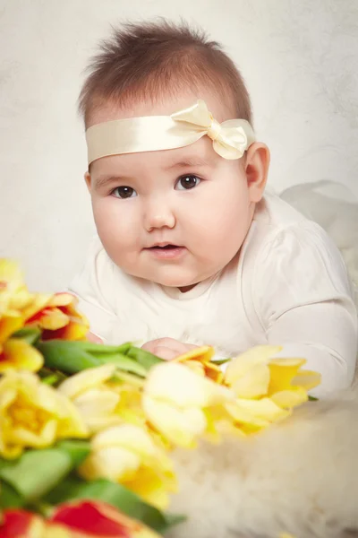 Portrait of little girl with tulips — Stock Photo, Image