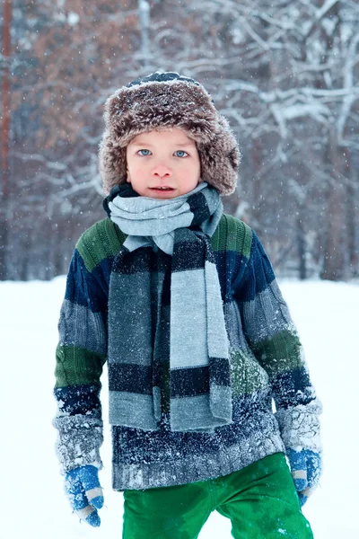 Retrato de menino usando cachecol, inverno — Fotografia de Stock