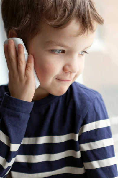 Porträtt av pojke med mobiltelefon — Stockfoto