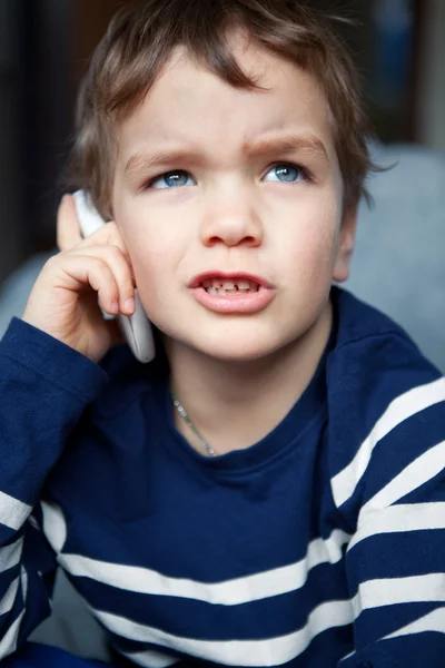 携帯電話を持つ少年のポートレート — ストック写真