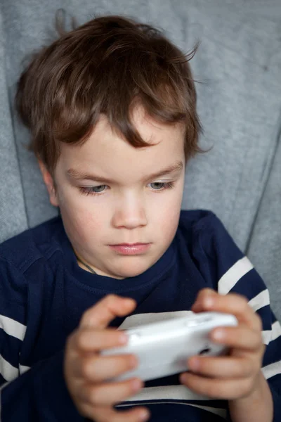 Porträtt av pojke med mobiltelefon — Stockfoto