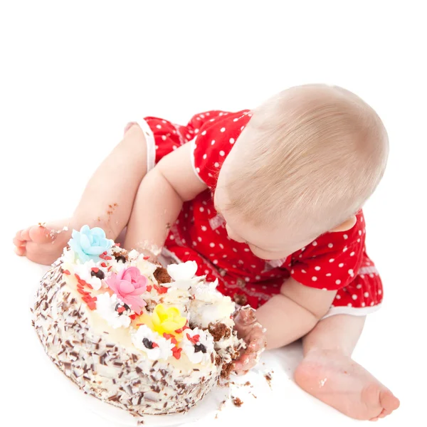 Bebek kız ve onun doğum günü pastası. — Stok fotoğraf