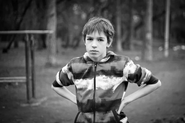 Portrait de garçon adolescent sérieux — Photo