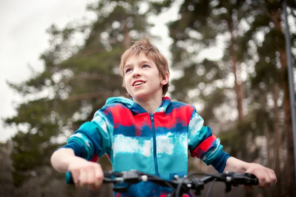 Портрет мальчика с велосипедом в парке — стоковое фото