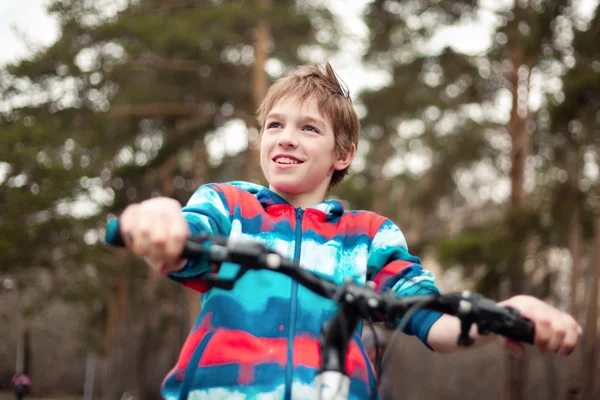 Kerékpárral a park fiú portréja — Stock Fotó