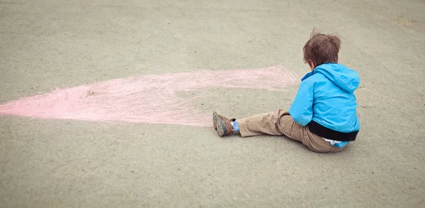Boy drawing on road — Stock Photo, Image