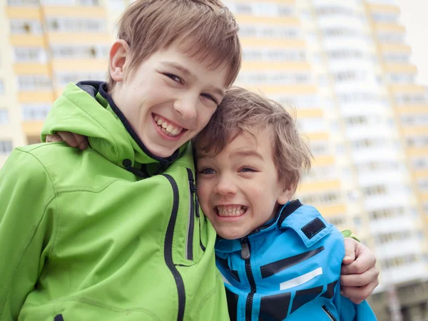 Dos hermanos ríen, al aire libre — Foto de Stock