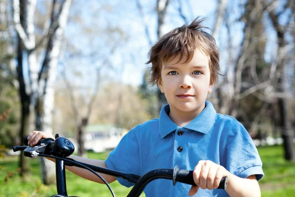 自転車、屋外の portert 少年 — ストック写真