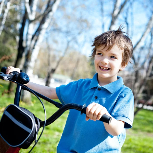 Портер мальчик с велосипедом, на открытом воздухе — стоковое фото