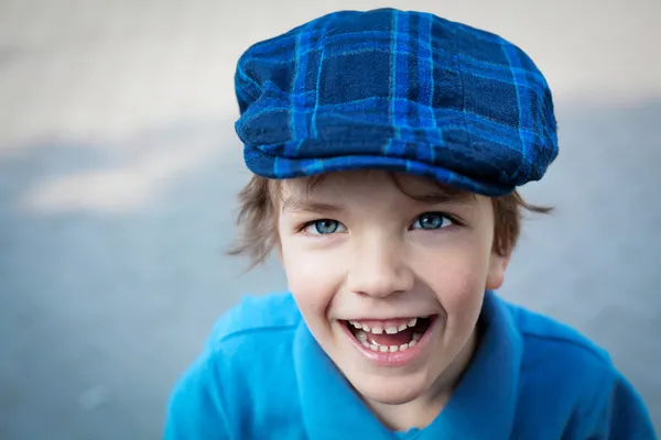 Primo piano ritratto di carino ragazzino ridendo — Foto Stock