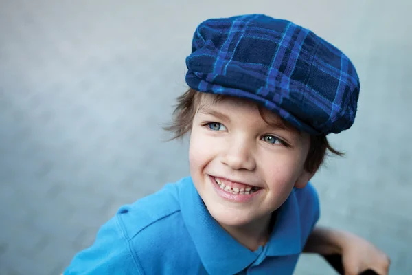 Primo piano ritratto di carino ragazzino ridendo — Foto Stock