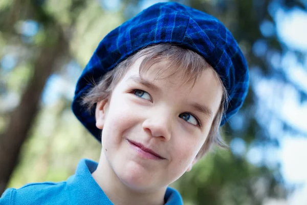 Primer plano retrato de lindo niño riendo — Foto de Stock