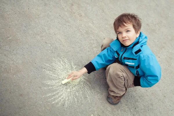 Boy drawing on road — Stock Photo, Image