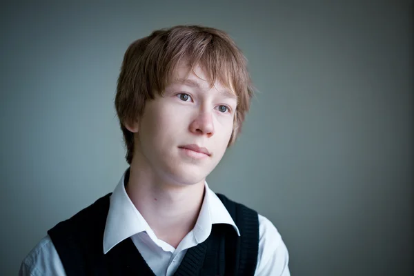 Portré gondolkodó tizenéves fiú szürke háttér. — Stock Fotó