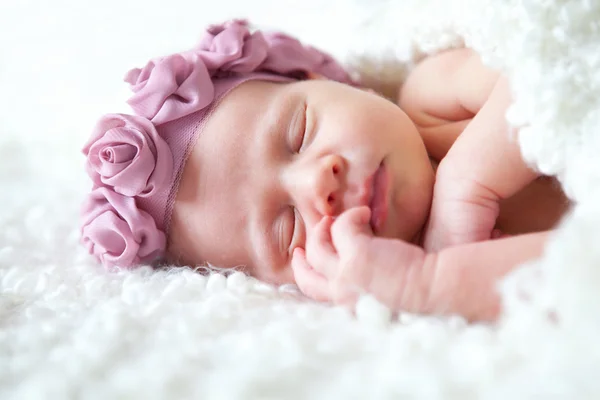 Retrato de bebê recém-nascido adormecido no quarto — Fotografia de Stock