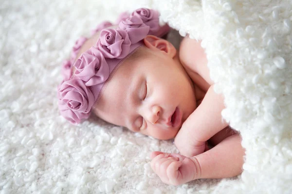 Retrato de bebê recém-nascido adormecido no quarto — Fotografia de Stock