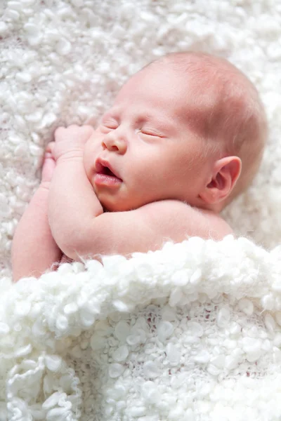 Retrato de bebê recém-nascido adormecido no quarto — Fotografia de Stock