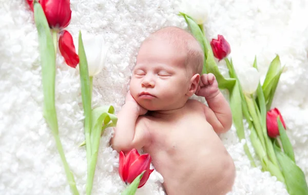 Porträt eines schlafenden Neugeborenen im Zimmer — Stockfoto