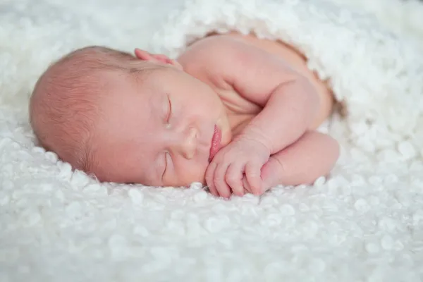 Портрет спящего новорожденного в номере — стоковое фото