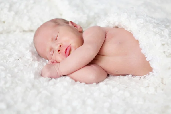 部屋に寝ている生まれたばかりの赤ちゃんの肖像画 — ストック写真